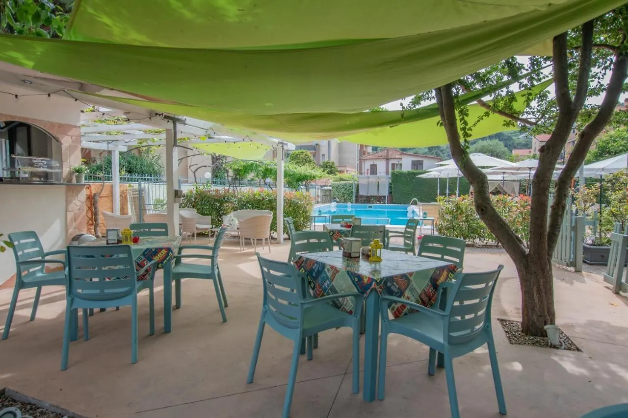 Residence Holidays Pietra Ligure 2*,